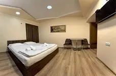 دومینو ایروان هاستل